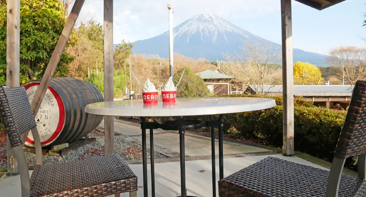 トレーラハウス横テラスの画像