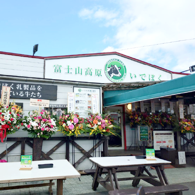 店舗前に飾られたフラワースタンドの画像